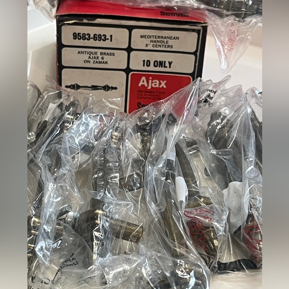 VINTAGE AJAX MEDITERRANEAN CABINET HANDLES, SET OF 10, ANTIQUE BRASS:SCOVILL - Picture 4 of 7